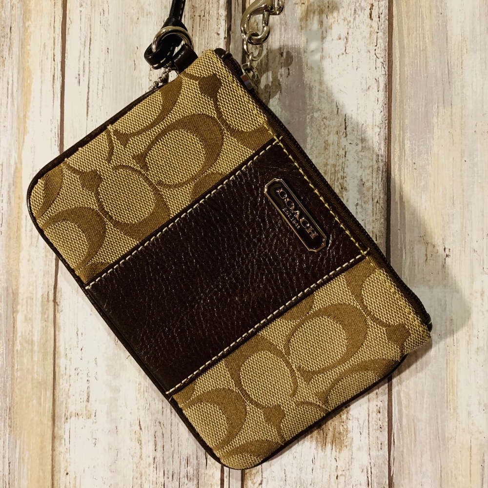 Excellent condition authentic cute Coach wristlet